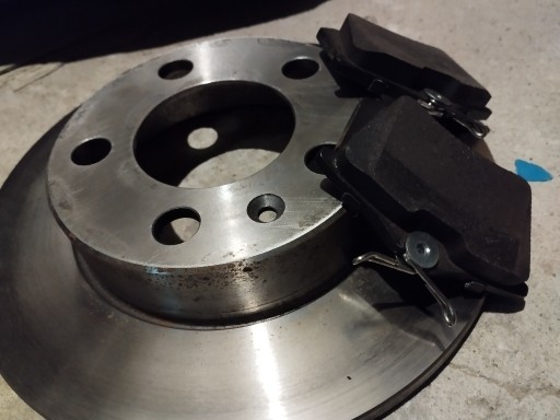 Zdjęcie oferty: 2 tarcze i 4 klocki samochodowe maxgear 19 - 0749