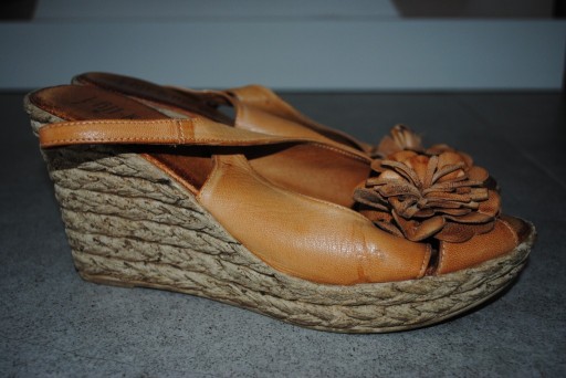Zdjęcie oferty: Skórzane sandały na koturnie LAN-KARS r 40 stanBDB