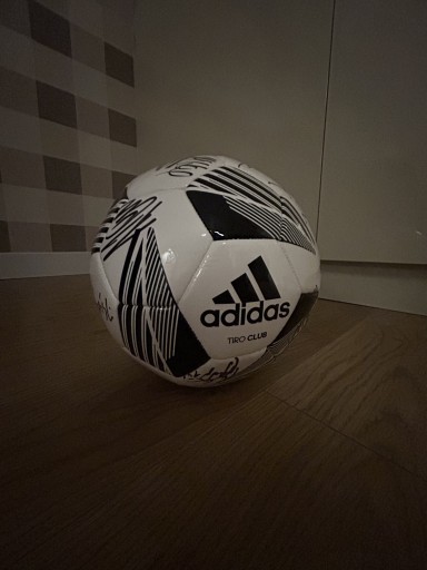 Zdjęcie oferty: Piłka do piłki nożnej Adidas