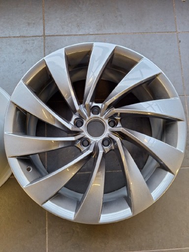 Zdjęcie oferty: Felgi aluminiowe oryginalne VW ARTEON