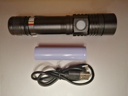 Zdjęcie oferty: Wodoodporna latarka LED z akumulatorem 3 tryby