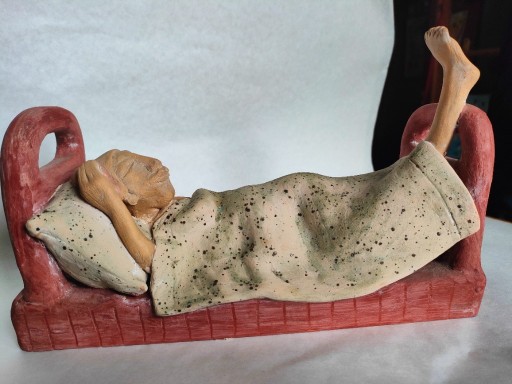 Zdjęcie oferty: ceramika hand made postać w łóżku