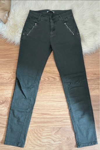 Zdjęcie oferty: Spodnie khaki i jeansy z rozdarciami