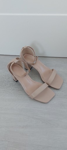 Zdjęcie oferty: Buty sandały na słupku beż r. 40