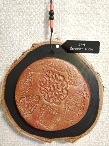 Zdjęcie oferty: Dekoracja z ceramiki na plastrze drewna.