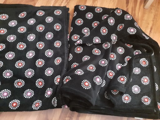 Zdjęcie oferty: 2 koce, narzuta, pledy czarne z czerwono-białymi 2x 120x220