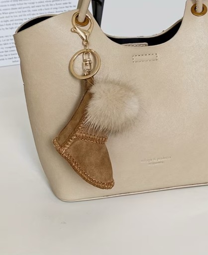 Zdjęcie oferty: Zimowy brelok – brązowa mini-butkiem  UGG z futerkiem i złotym zapięciem