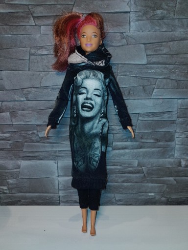 Zdjęcie oferty: Sukienka z kapturem dla lalki w typie Barbie