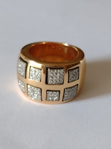 Zdjęcie oferty: Sprzedam złoty pierścionek z diamentami 18k próba 