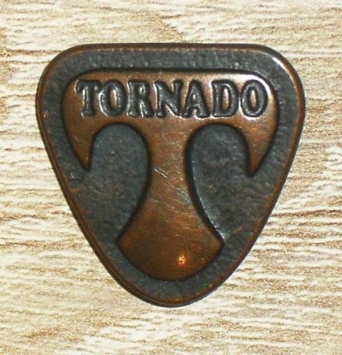 Zdjęcie oferty: Przypinka, znaczek, miedziany emblemat "T" TORNADO
