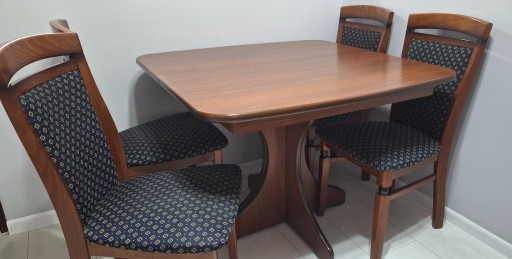 Zdjęcie oferty: Stół i cztery krzesła 90x90x150x200