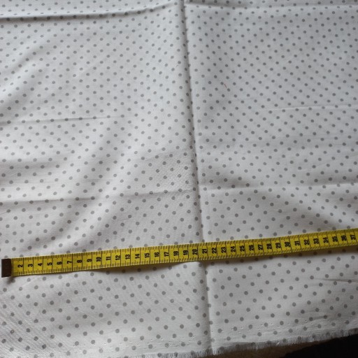 Zdjęcie oferty: Końcówka Bawełna białe groszki na szarym 100x142cm