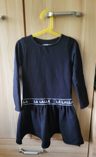 Zdjęcie oferty: Czarna sukienka z falbanką La Lalla 122/128.