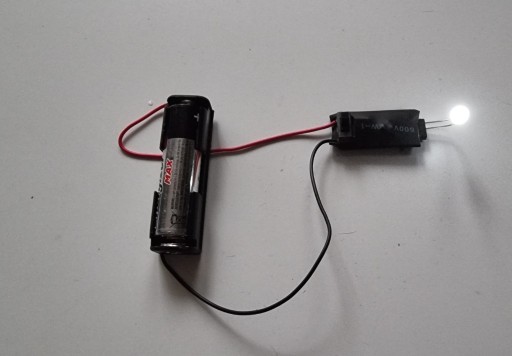 Zdjęcie oferty: Migajaca dioda LED biała 3-6 miesięcy - sym alarmu