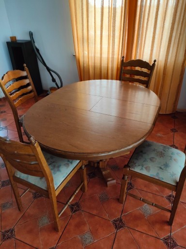 Zdjęcie oferty: Rozkładany stół plus cztery krzesła.