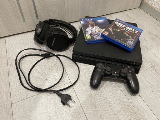 Zdjęcie oferty: PlayStation 4 PS4 konsola SONY słuchawki zestaw