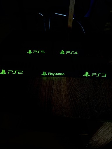 Zdjęcie oferty: Stojak Podstawka na Gry Ps1 Ps2 Ps3 Ps4 Ps5 napis fluorescencyjny