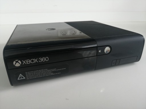 Zdjęcie oferty: XBOX 360 Slim 250GB KINECT 2xPAD + GRY