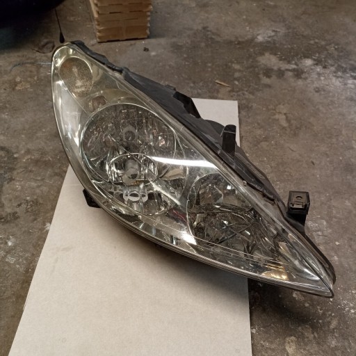 Zdjęcie oferty: Lampa prawy przód peugeot 307 sw 2002r