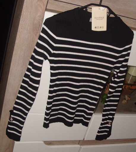 Zdjęcie oferty: D.D.Style śliczny sweterek w paseczki _ozdobne guziki r. S/M