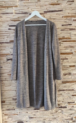 Zdjęcie oferty: Śliczny dłuższy niezapinany sweterek rozmiar M