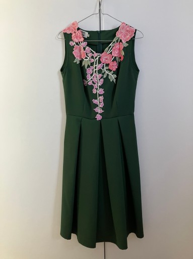 Zdjęcie oferty: Elegancka sukienka z aplikacją na dekolcie