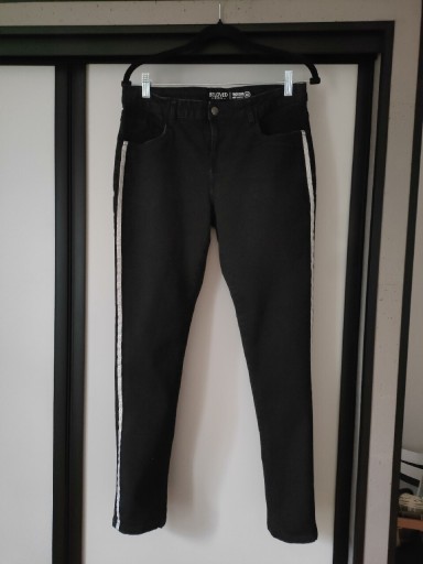 Zdjęcie oferty: Czarne spodnie jeansy wąskie Beloved L 