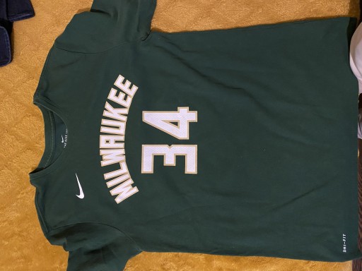 Zdjęcie oferty:  MILWAUKEE BUCKS - T-shirt NBA - super stan 