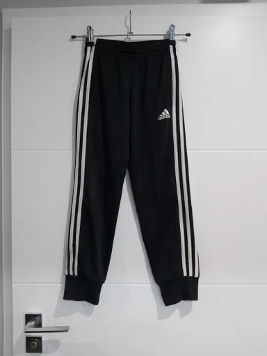 Zdjęcie oferty: Adidas spodnie dresowe śliskie 134 cm.