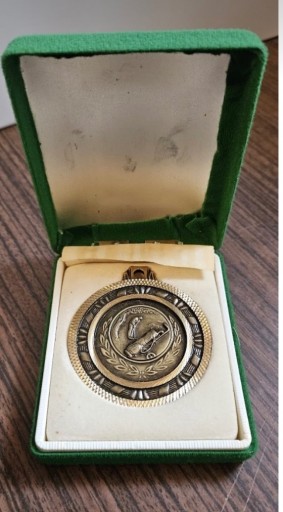 Zdjęcie oferty: Stary medal w golfa nagroda w pudełku golf