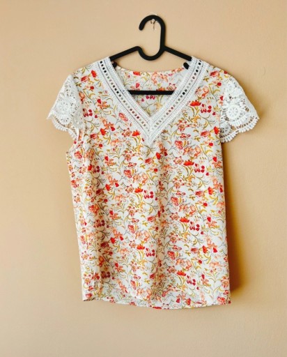 Zdjęcie oferty: Damska bluza z krótkim rękawem XS 34 S 36 biała w kwiaty na lato