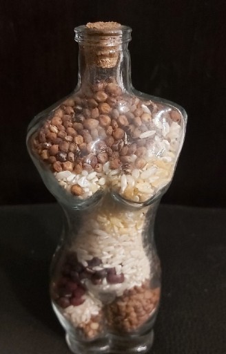Zdjęcie oferty: Szklana forma ciała kobiety ,wypełniona nasionami