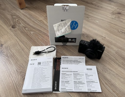 Zdjęcie oferty: Kamera / Aparat cyfrowy SONY ZV-1F czarny