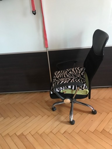 Zdjęcie oferty: Fotel biurkowy na kółeczkach. Siateczka i materiał