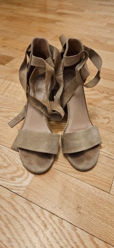 Zdjęcie oferty: Skórzane buty damskie na obcasie Ryłko beż roz. 35