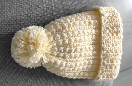 Zdjęcie oferty: Czapka jesienna, zimowa ręcznie zrobiona. Ecru.