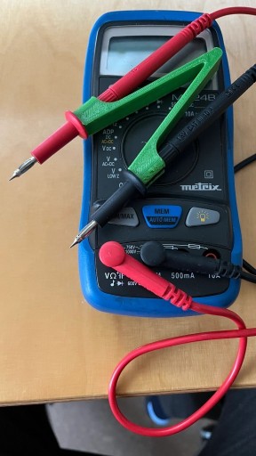 Zdjęcie oferty: Uchwyt 3D na multimetr – stabilne mocowanie sond pomiarowych