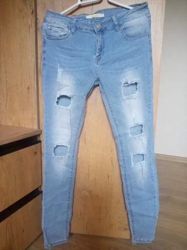 Zdjęcie oferty: Nowe Jeansy z rozdarciami rozmiar L