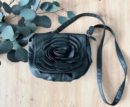 Zdjęcie oferty: Mała czarna torebka damska, róża, z długim paskiem