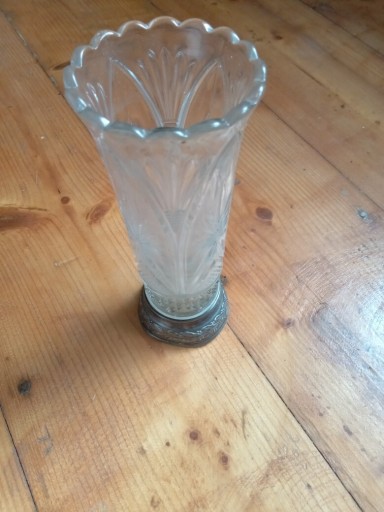 Zdjęcie oferty: Stary kryształowy wazon w cynowej podstawie