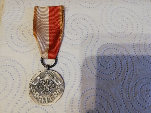 Zdjęcie oferty: Odznaczenie Medal XL lat PRL 1944 - 1984