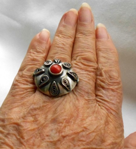 Zdjęcie oferty: Duży  srebrny pierścionek  z koralem
