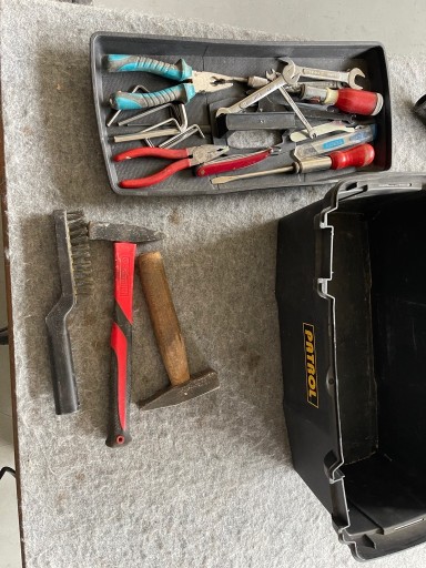 Zdjęcie oferty: Skrzynka narzędziowa z narzędziami  działka garaż 