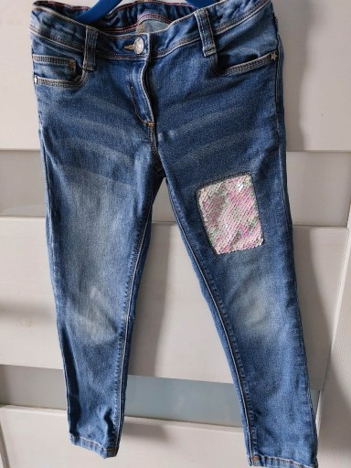 Zdjęcie oferty: Spodnie jeansy NUTMEG cekiny 5-6 lat
