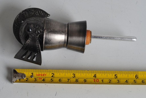 Zdjęcie oferty: Stary metalowy nalewak korek do butelki zbroja