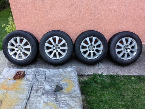 Zdjęcie oferty: Koła 16" z oponami zimowymi 215/65/16 VW/Audi/Seat/Skoda 5x112
