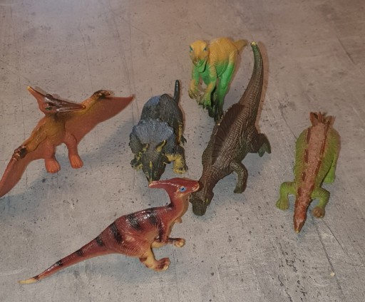 Zdjęcie oferty: Sześć figurek dinozaurów 