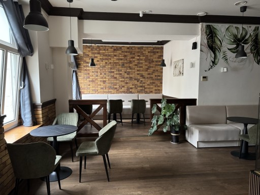 Zdjęcie oferty: Prawie nowe wyposażenie cukierni – loże, stoły, krzesła, witryna chłodnicza