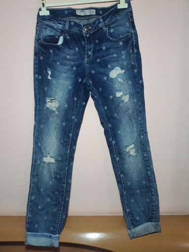 Zdjęcie oferty: Spodnie jeansowe  z modnymi dziurami przetarciami 
