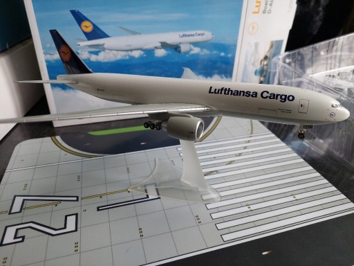 Zdjęcie oferty: BOEING B 777 F LUFTHANSA CARGO 1:200 HERPA